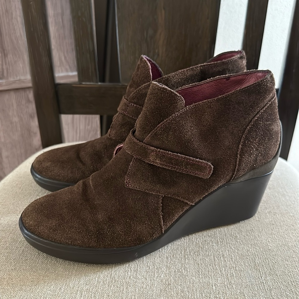 Tsubo Chocolate Suede Wedge Booties